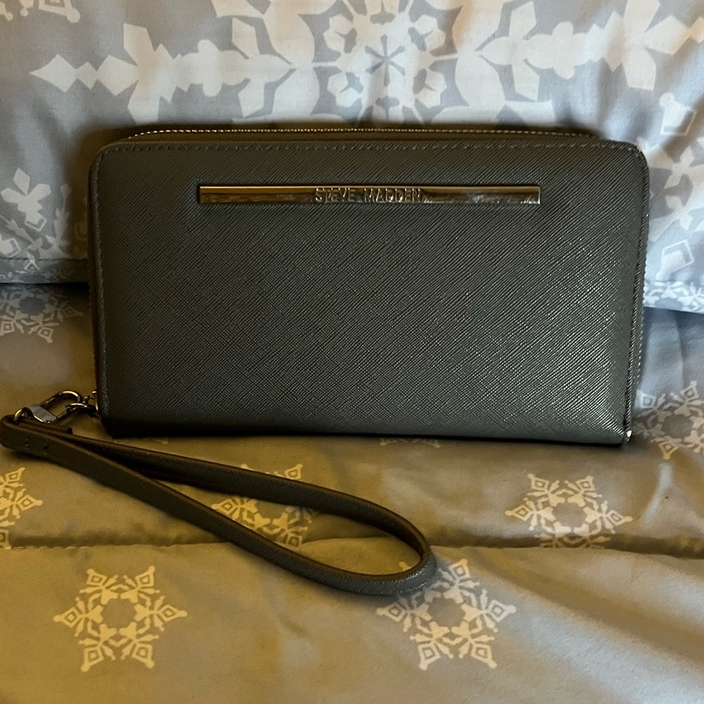 Steve Madden wristlet in a rich silver color like new. 🎉